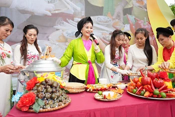 Giới thiệu ẩm thực truyền thống tại Liên hoan Văn hóa ẩm thực đất Tổ năm 2023. (Ảnh: VIỆT DŨNG)