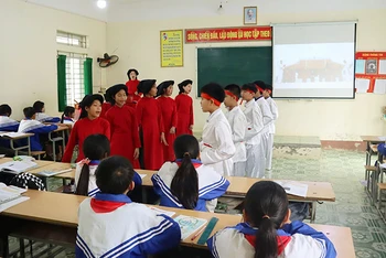 Biểu diễn hát Xoan trong giờ học nội dung giáo dục địa phương tại Trường THCS Đồng Thịnh, huyện Yên Lập, tỉnh Phú Thọ.