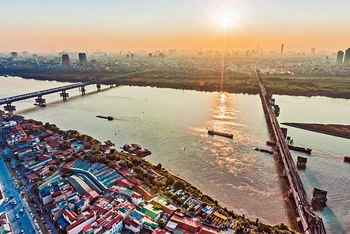 Sông Hồng được định hướng trở thành trục không gian kết nối văn hóa, nghệ thuật sáng tạo; không gian kinh doanh, thương mại, sản xuất, công nghệ hiện đại và kết nối hạ tầng, biểu tượng cho sự phát triển mới của Hà Nội. (Ảnh: VIẾT CHUNG)