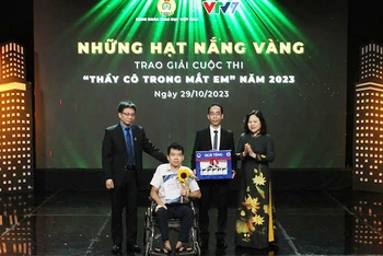 Tác giả Nguyễn Minh Kiệt và thầy giáo Nguyễn Ngọc Quân nhận giải đặc biệt cuộc thi “Thầy cô trong mắt em” năm 2023. (Ảnh: THANH HÀ)