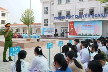 Cán bộ Đội cảnh sát điều tra tội phạm về ma túy Công an thành phố Tây Ninh (tỉnh Tây Ninh) tuyên truyền về phòng chống ma túy tại Trường THPT chuyên Hoàng Lê Kha. (Ảnh: NHẬT QUANG)