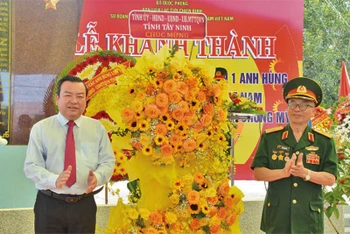 Phó Bí thư Thường trực Tỉnh ủy Tây Ninh Phạm Hùng Thái (bên trái) tại lễ khánh thành “Đài Vinh danh chiến công-Tưởng niệm Anh hùng liệt sĩ” của Sư đoàn 1.