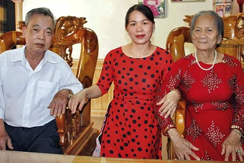 Thầy Thởi cùng vợ và con gái, cũng là đồng nghiệp nghề giáo.