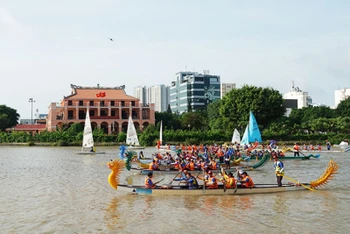 Biểu diễn thuyền rồng tại Lễ hội sông nước Thành phố Hồ Chí Minh lần thứ nhất.