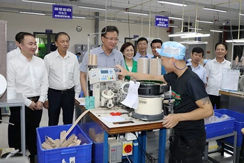 Bí thư Tỉnh ủy Hưng Yên Nguyễn Hữu Nghĩa thăm dây chuyền sản xuất tại Công ty TNHH Công nghiệp Texco.