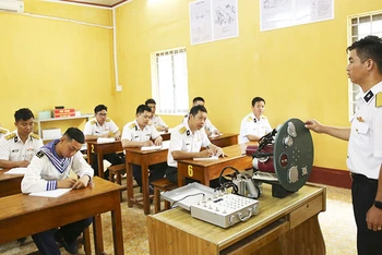 Một buổi huấn luyện trên mô hình sáng kiến của Trung úy Hoàng Văn Nam, Phó Trưởng ngành UĐM, trạm 92, thuộc Trung tâm Bảo đảm Kỹ thuật Vùng 2 (Quân chủng Hải quân).
