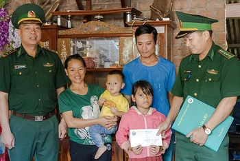 Cán bộ Biên phòng tỉnh Kon Tum thăm, tặng quà con nuôi của đơn vị.