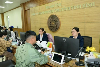 Người dân đến làm thủ tục hành chính tại Trung tâm Phục vụ hành chính công tỉnh Ninh Bình.