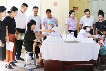 Giám sát việc bổ sung vitamin A cho trẻ em tại huyện Đà Bắc, tỉnh Hòa Bình. (Ảnh: VĂN TIẾN)