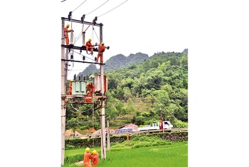Công nhân điện lực kéo đường dây điện đến các thôn, bản vùng khó khăn, vùng biên giới của huyện Lộc Bình (Lạng Sơn).