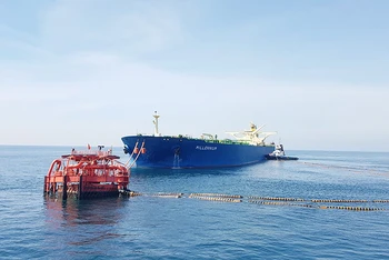 Lai dắt tàu cập nơi neo đậu, trung chuyển dầu thô cho Nhà máy Lọc hóa dầu Nghi Sơn.