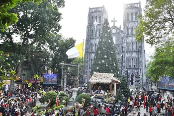 Không khí Giáng sinh tại khu vực Nhà thờ Lớn Hà Nội. (Ảnh: MỸ HÀ)