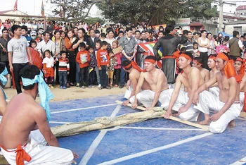 Thực hành nghi lễ và trò chơi kéo co ở Việt Nam. (Ảnh: KHIẾU MINH)