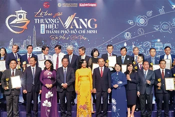 Bí thư Thành ủy Thành phố Hồ Chí Minh Nguyễn Văn Nên (hàng đầu, người thứ bảy từ phải sang) cùng các doanh nghiệp đoạt giải.