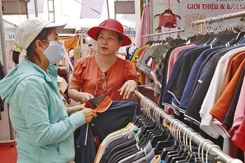 Người lao động mua hàng giảm giá tại phiên chợ công nhân năm 2024 do Công đoàn Dệt may Việt Nam tổ chức.