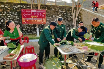 Các đồn biên phòng tổ chức thi gói bánh chưng để tặng hộ nghèo khu vực biên giới.