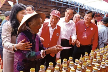 Phiên chợ 0 đồng do Hội Chữ thập đỏ tỉnh Ninh Thuận tổ chức phục vụ người nghèo, cận nghèo có điều kiện vật chất để vui Xuân đón Tết.