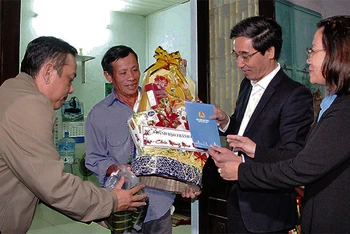 Lãnh đạo Liên đoàn Lao động TP Đà Nẵng thăm và trao quà Tết tặng công nhân tại các khu nhà trọ.