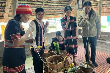 Anh Son Phet (thứ hai từ trái qua) cùng người thân thăm Tết, giao lưu cùng người quen ở xã Đắc Tôi, huyện Nam Giang.