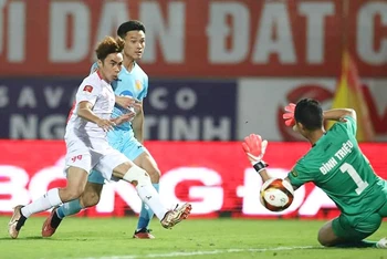 Thủ môn Đình Triệu (số 1) khá vất vả, song vẫn để thủng lưới ba bàn trước Thép Xanh Nam Định.