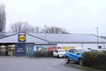 Một siêu thị ở Đức lắp đặt hệ thống pin năng lượng mặt trời. (Ảnh: TÂN HOA XÃ)