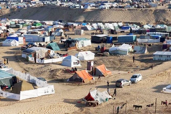 Người dân Palestine sống trong những căn lều tạm ở miền nam Dải Gaza. (Ảnh: CONNECTICUT PUBLIC)