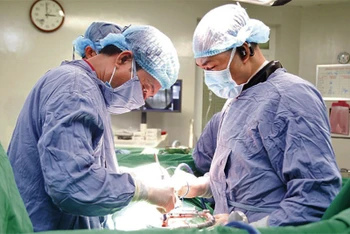 Các y, bác sĩ phẫu thuật cột sống cho người bệnh tại Bệnh viện Đa khoa tỉnh Phú Thọ.
