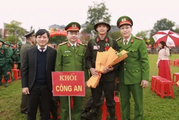 Chiến sĩ nghĩa vụ Công an nhân dân trong lễ giao nhận quân tại Hà Tĩnh. (Ảnh: NGỌC DIỆP)