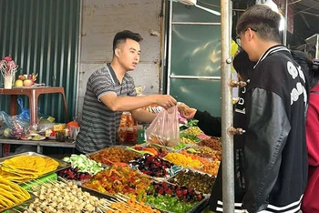 Một gian hàng bán đồ ăn tại Khu di tích Đền Và, thị xã Sơn Tây, Hà Nội. (Ảnh: LỘC XUÂN)