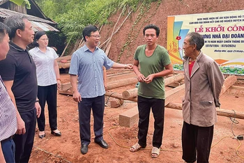Đồng chí Phạm Đức Toàn (thứ 3 từ phải sang), Phó Chủ tịch Ủy ban nhân dân tỉnh Điện Biên tham gia lễ khởi công làm nhà Đại đoàn kết cho hộ nghèo ở huyện Mường Nhé.