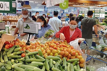 Người dân mua sắm tại siêu thị Co.op. 