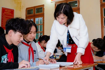 Cô giáo Nguyễn Thị Châu trong một tiết dạy môn Ngữ văn. 