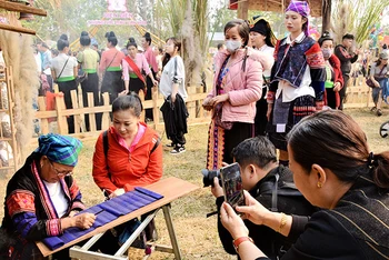 Khách du lịch hào hứng khám phá không gian văn hóa đồng bào các dân tộc thiểu số tại Điện Biên.