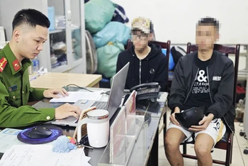 Một số thanh thiếu niên lạng lách, đánh võng trên đường phố Hà Nội được đưa về trụ sở công an. (Ảnh: PHẠM KIÊN)