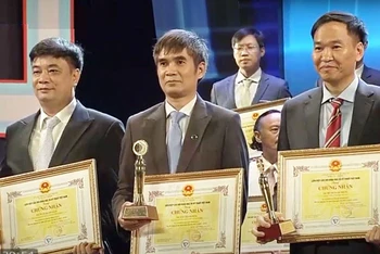 Nhóm nghiên cứu được vinh danh tại lễ trao Giải thưởng Sáng tạo kỹ thuật toàn quốc lần thứ 17.