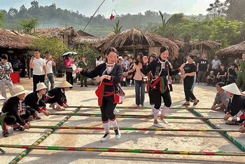 Trải nghiệm những nét văn hóa đặc sắc của người Dao ở bản Miền (huyện Ba Vì).