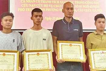UBND quận Cầu Giấy khen thưởng 4 người tham gia cứu hộ, cứu nạn trong vụ cháy ở phố Trung Kính.