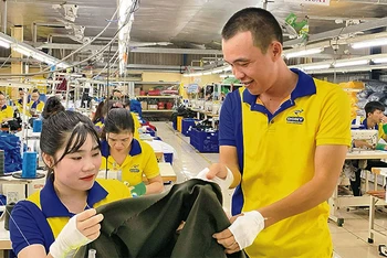 Công nhân làm tăng ca để kịp đơn hàng xuất khẩu tại Công ty sản xuất May mặc Dony.