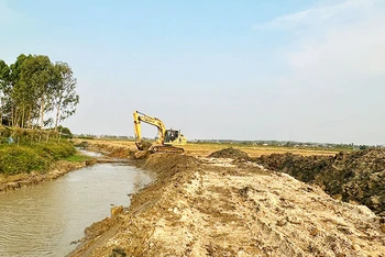 Tham gia xã hội hóa dồn điền đổi thửa, các đơn vị, doanh nghiệp cải tạo đồng ruộng, nạo vét sông, hình thành hệ thống thủy lợi nội đồng cho nông dân.