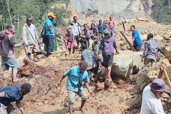 Tìm kiếm nạn nhân trong đống đổ nát do lở đất ở Papua New Guinea. (Ảnh: UN NEWS)