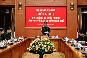 Đại tướng Phan Văn Giang, Ủy viên Bộ Chính trị, Phó Bí thư Quân ủy Trung ương, Bộ trưởng Quốc phòng phát biểu ý kiến tại buổi làm việc với Ban Cơ yếu Chính phủ. (Ảnh: BAN CYCP)