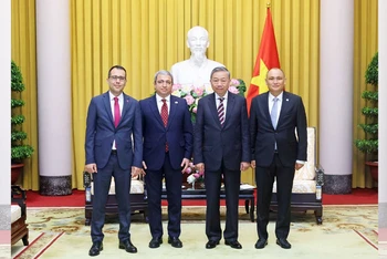 Chủ tịch nước Tô Lâm với Đại sứ các nước thuộc Tổ chức các quốc gia Turkic. (Ảnh: TTXVN)