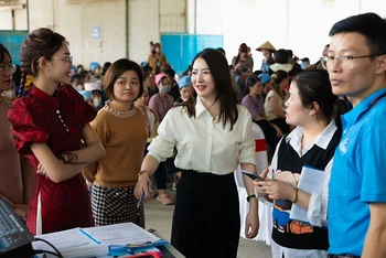 Lãnh đạo Công đoàn Công ty TNHH Giày ADORA Việt Nam xuống từng phân xưởng thảo luận cùng đoàn viên công đoàn về nội dung thương lượng thỏa ước lao động tập thể.