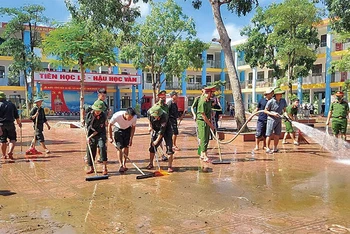 Các đơn vị tham gia tổng vệ sinh môi trường xã Nam Phương Tiến, huyện Chương Mỹ. (Ảnh: TRẦN THỤ)