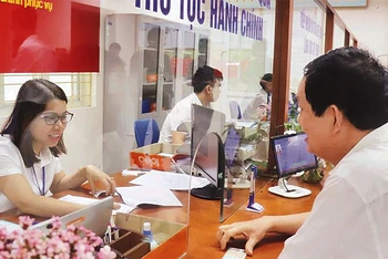 Người dân làm thủ tục hành chính tại bộ phận một cửa phường Mỹ Đình 1, quận Nam Từ Liêm.