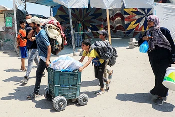 Người dân sơ tán tránh xung đột tại miền nam Dải Gaza.