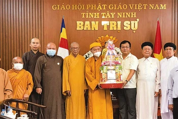 Đại diện Ủy ban Mặt trận Tổ quốc tỉnh Tây Ninh và các tôn giáo thăm, chúc mừng lễ Phật đản.