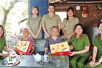 Trung tá Lê Thị Hồng Thủy (ngoài cùng bên trái) thăm hỏi và trao quà tặng các Bà mẹ Việt Nam Anh hùng trên địa bàn huyện Dầu Tiếng, tỉnh Bình Dương. 