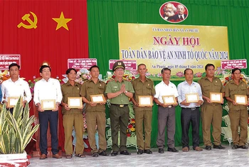 Khen thưởng các tập thể, cá nhân có thành tích xuất sắc trong phong trào "Toàn dân bảo vệ an ninh Tổ quốc". 