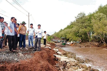 Lãnh đạo tỉnh và thành phố Bạc Liêu khảo sát thực tế điểm thường xuyên bị sạt lở ở tuyến đê biển Đông. 